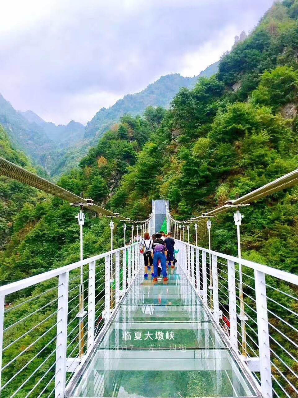 该桥坐落于积石山县大河家镇大墩峡大峡谷景区,桥身采用特殊玻璃契合