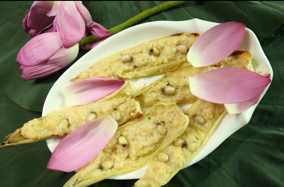 纯国家饭庄 ◆ ◆ 古灵精怪 选用上好的 新鲜莲子,玉米 茬粒蒸制 黏