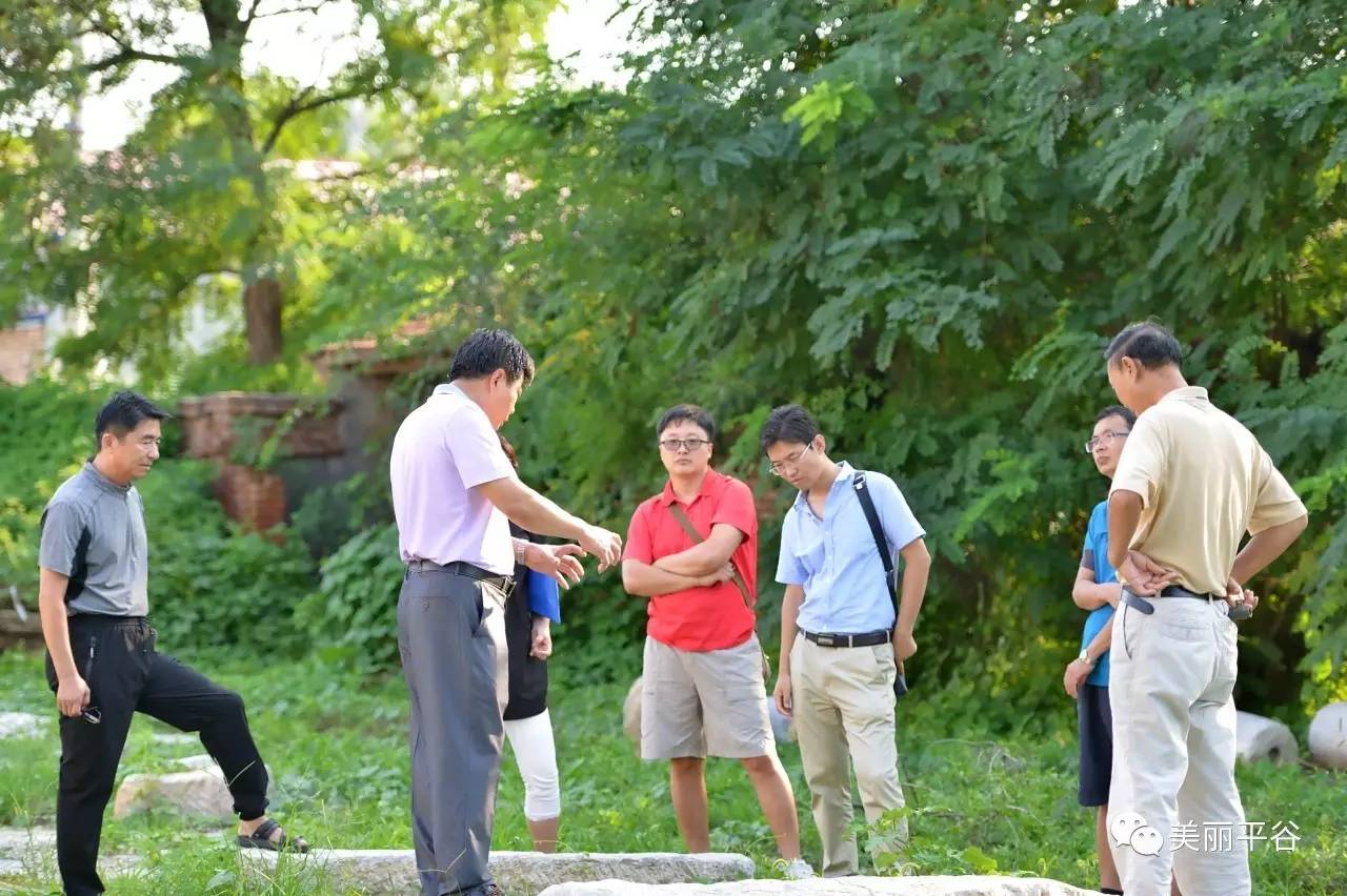 汪明浩倡导并支持平谷历史文化传承大讲堂,视察马昌营,柴福善先生陪同