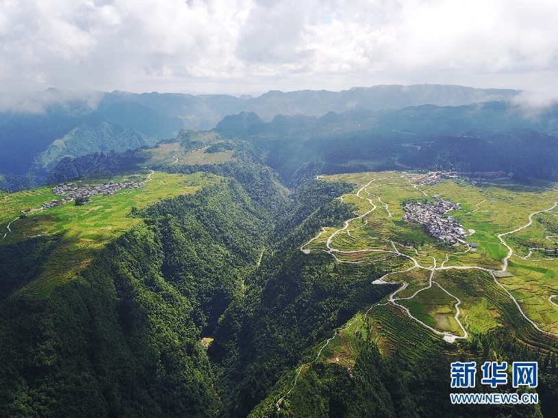 这是7月18日航拍的独山县甲定乡郊外的村寨.