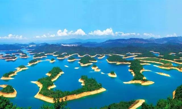 千岛湖风景区,又称新安江水库,位于杭州市淳安县境内,是我国建造的第