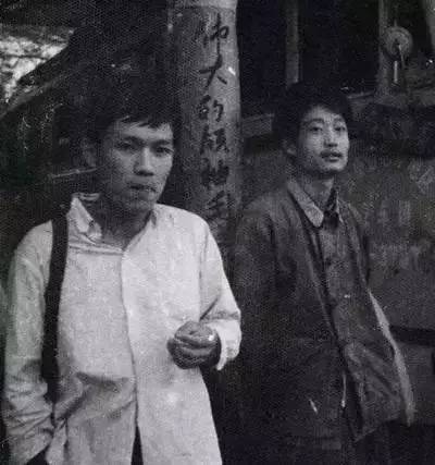 阿城(右)七十年代初在云南长途汽车站,他直到1979年才结束11年的下乡