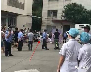 昨天,电白水东某医院发生一起坠楼事件,一男子倒地!