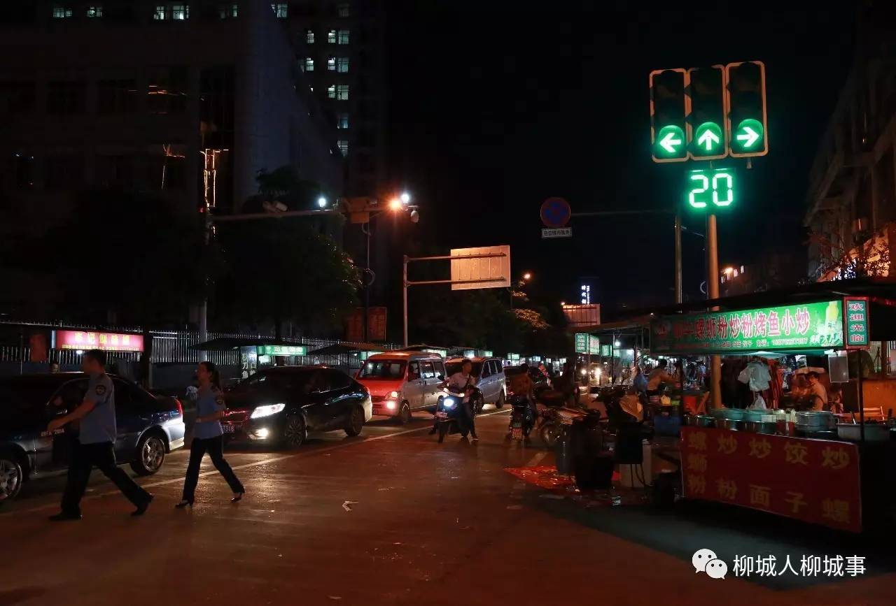 振兴路夜市摊人流量大,人气足,可以说是柳城县夜晚的一个景点了.