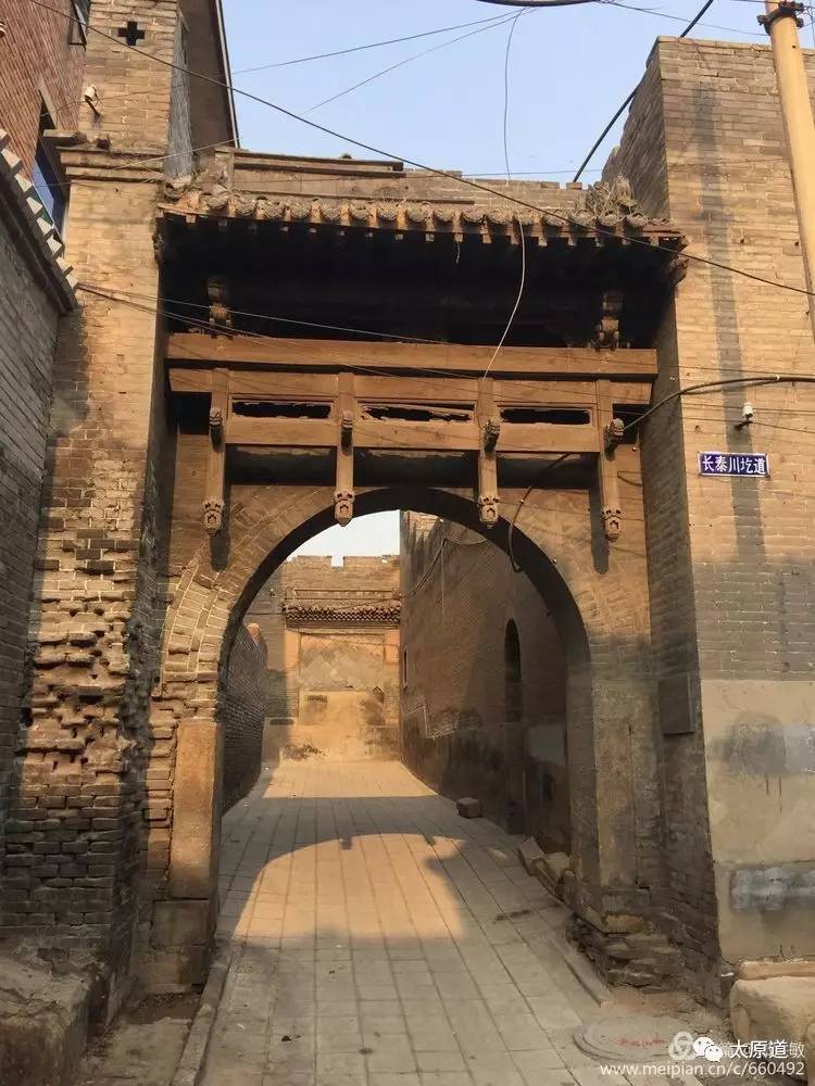 "一城四街二十八巷四十大院",古城严整的格局,一道道高大的宅墙,将旧