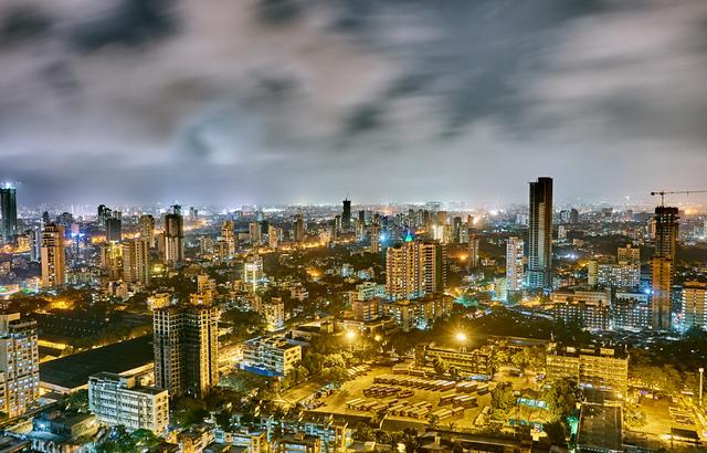 夜晚的孟买,贫穷与繁华并肩