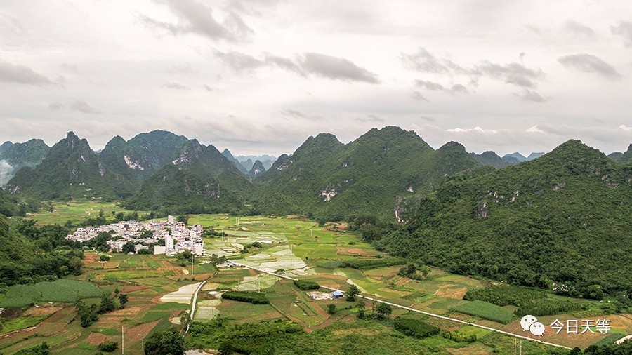 独秀峰东面,可以看到丽川河若隐若现,蜿蜒曲折,直奔山脚.