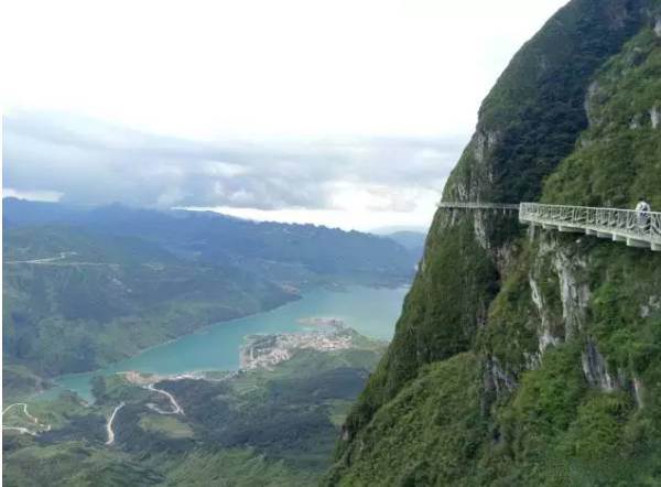 来到牂牁江,老王山风景和玻璃栈道也不容错过.