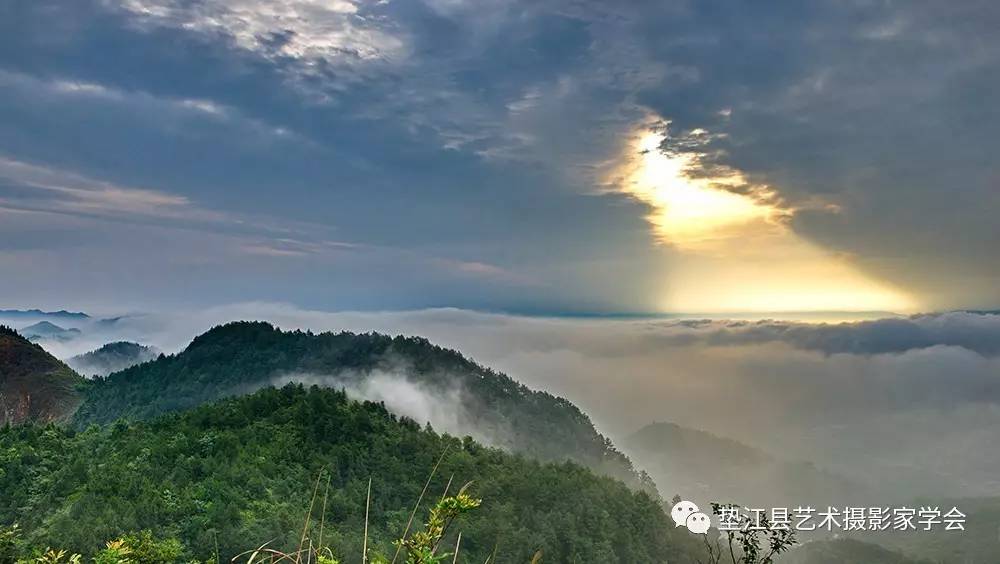 登上天宝寨,可西观明月山壮美景象,东览垫江前进的绚丽风采.