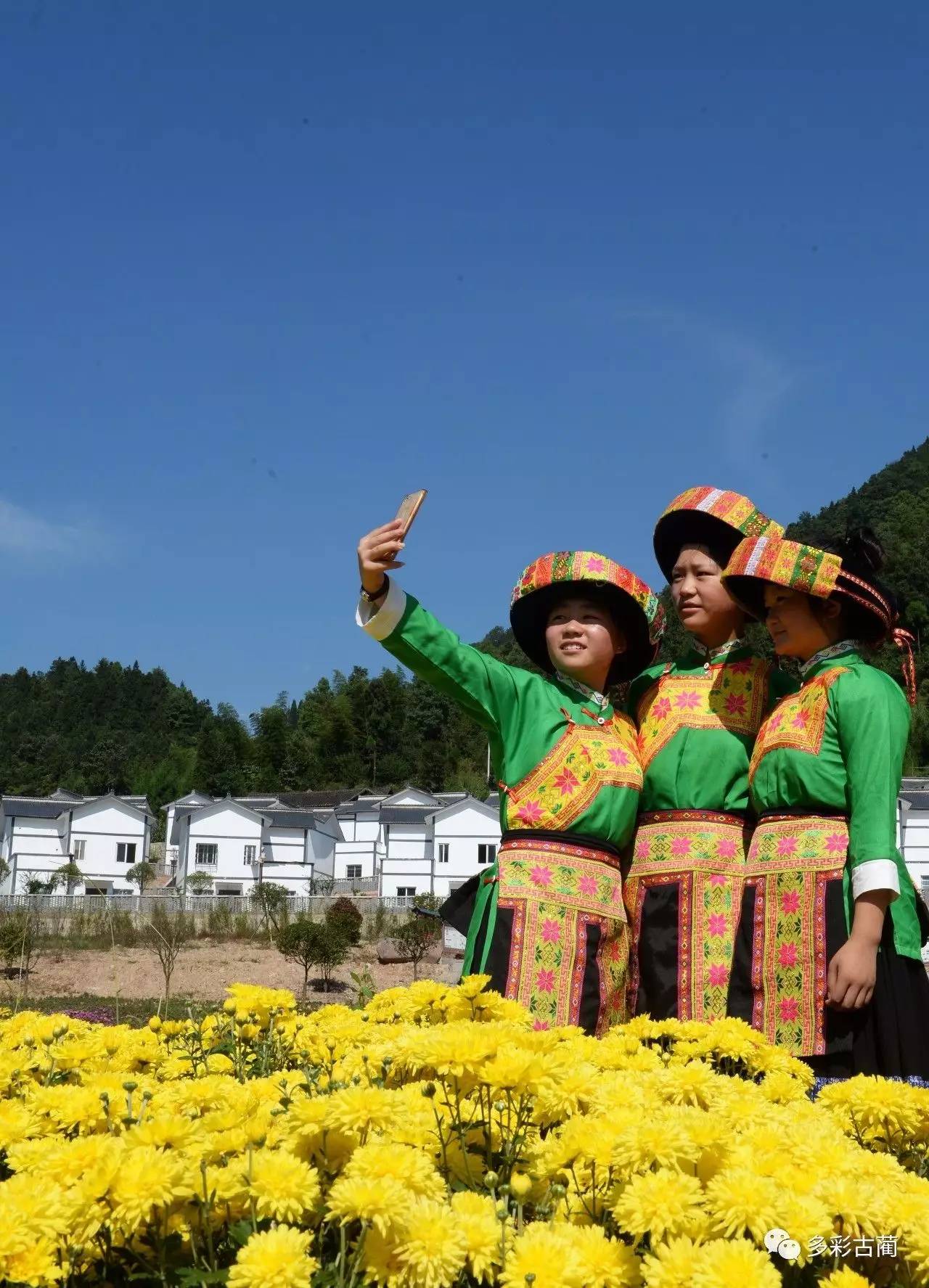 "富民村7组贫困户侯学英笑着说,没住进易地扶贫搬迁聚居点之前,自家5