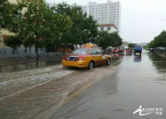 朔州:大雨过后,私家车各种水上漂