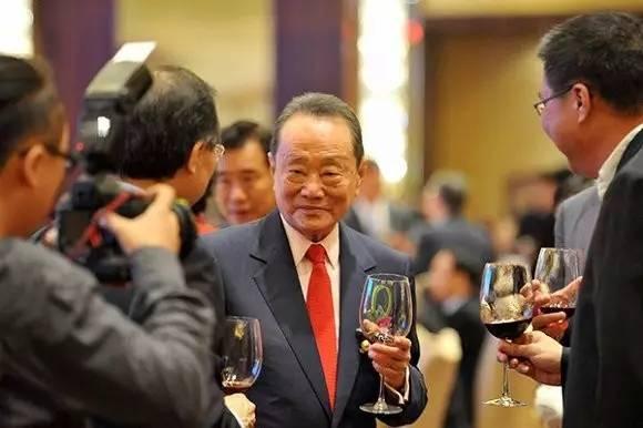 从此,郭鹤年又有了"酒店大王"香格里拉之父"的称号.