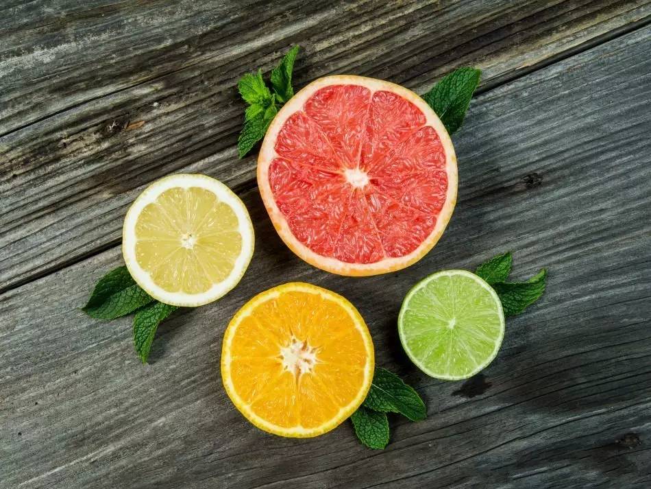 其中哪一个水果是西柚 (grapefruit)?