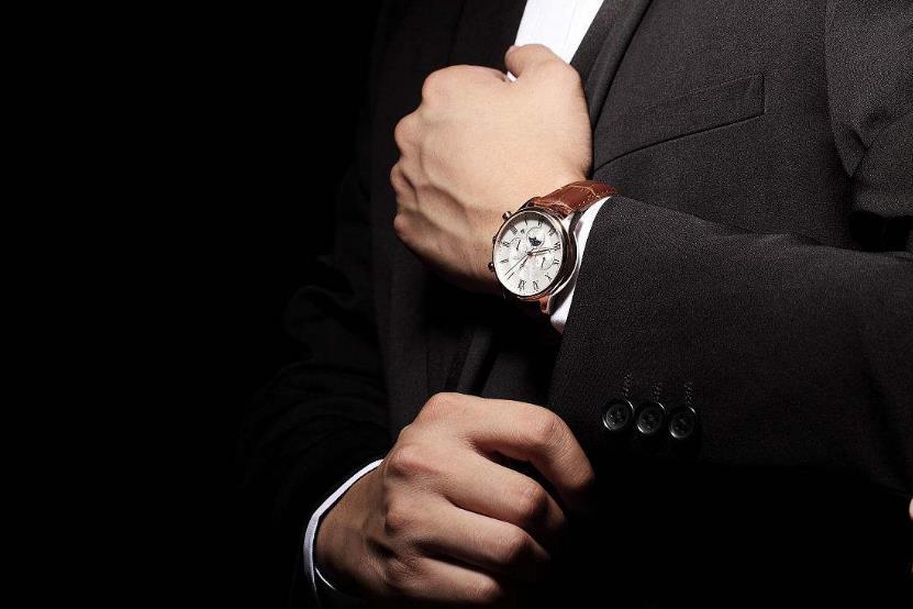 三羊表行:男人戴手表为什么要戴左手?有何讲究,据说能