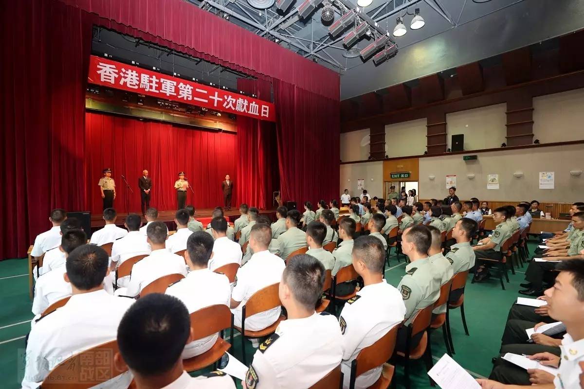 港部队8月18日派出400名陆海空三军官兵代表,在枪会山军营驻军医院