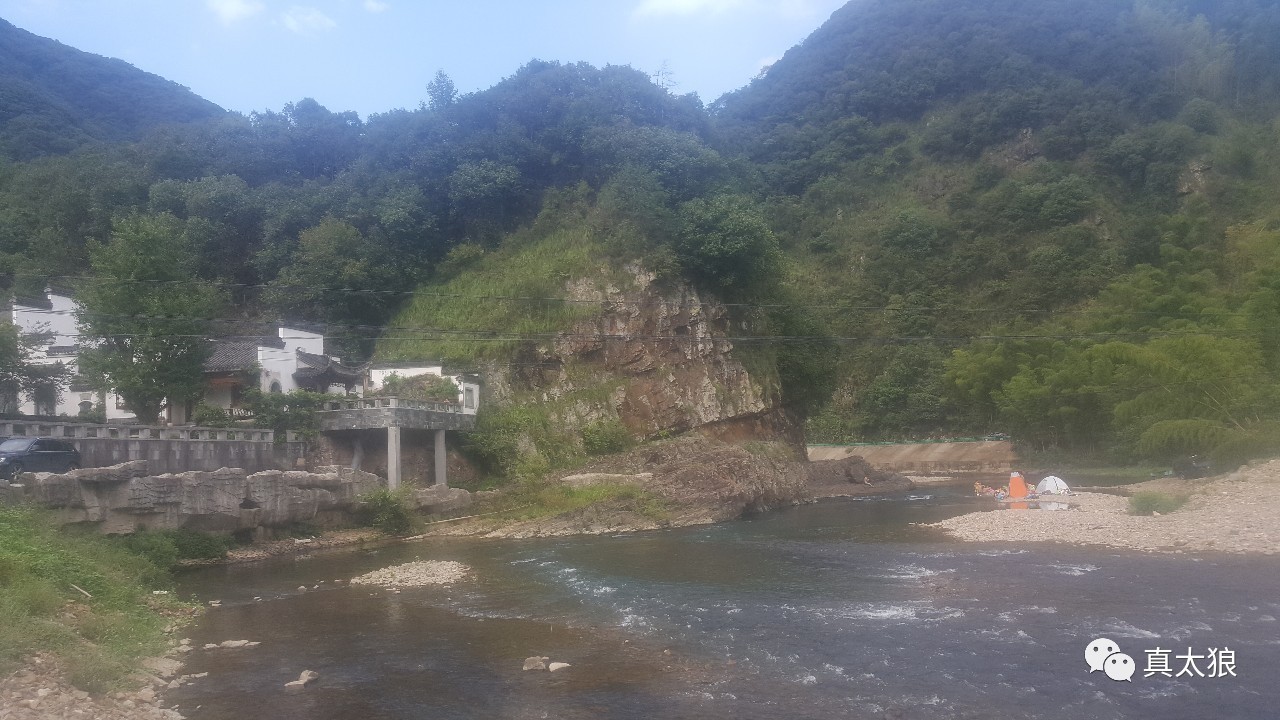 旅游 正文 古道山庄 古道山庄座落于泾县蔡村镇月亮湾美丽的汀溪河畔