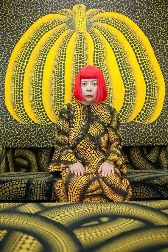 yayoi kusama艺术家草间弥生graphic yellow pattern with a polka