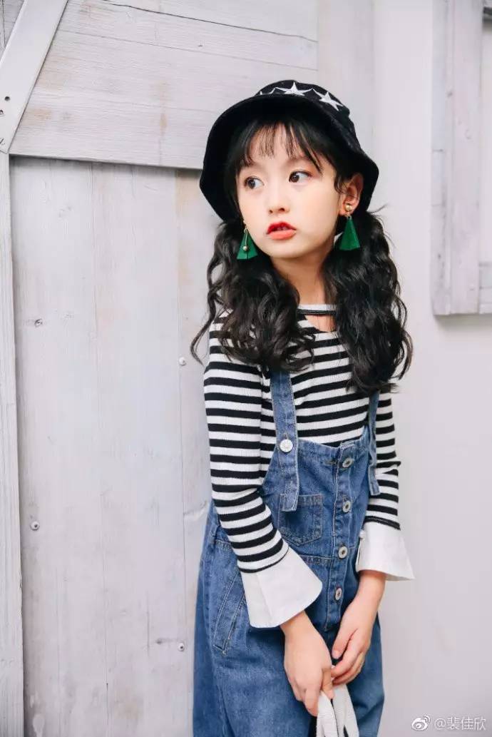 这个像洋娃娃一样精致的小女孩名叫裴佳欣 虽然才8岁 但早已是一位小