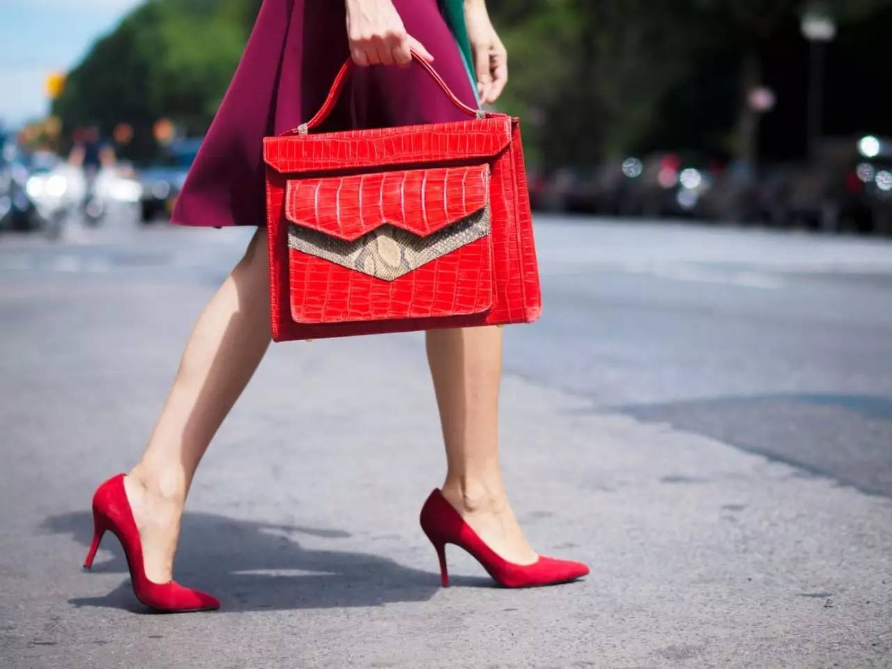 比黑白更具魅力和热情,原来"小红鞋"才是女人自信的