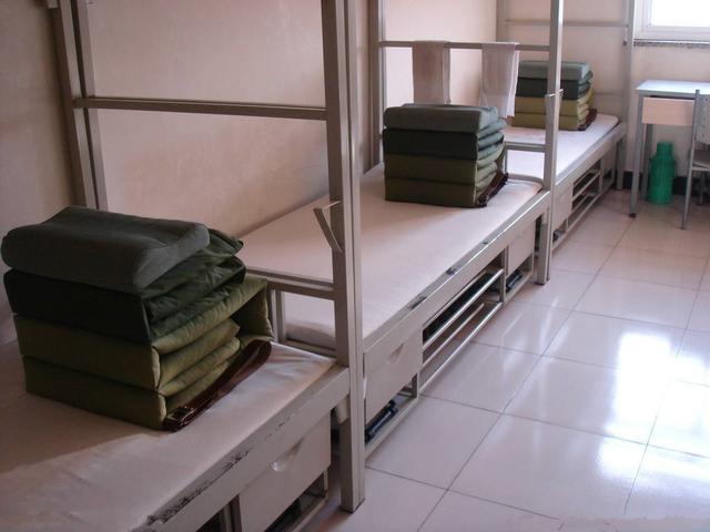 为什么解放军的宿舍床单是白色的呢?