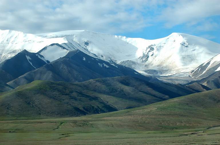 世界上最高和最年轻的高原是 青藏高原,平均海拔4000米以上.