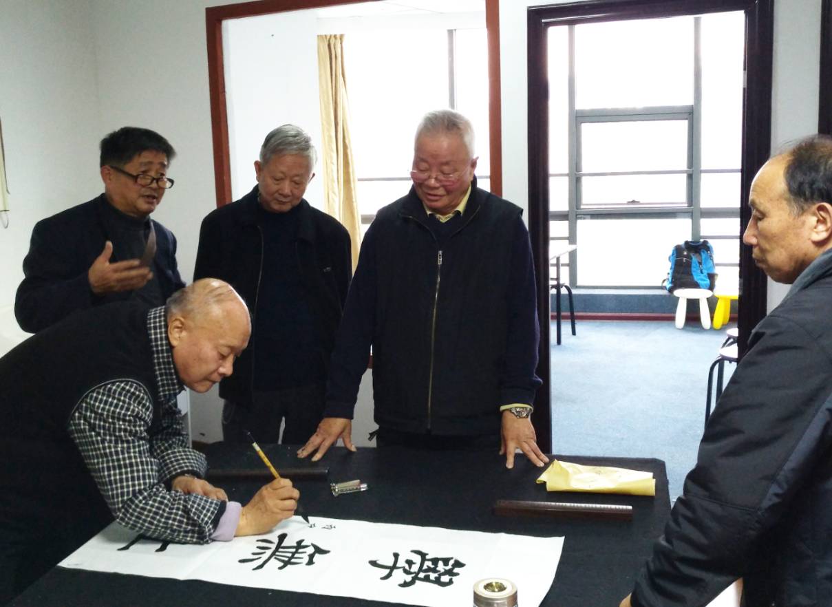 著名书法家王福生老师莅临"东呈书画院"花桥文化站领导,乐尚广场负责