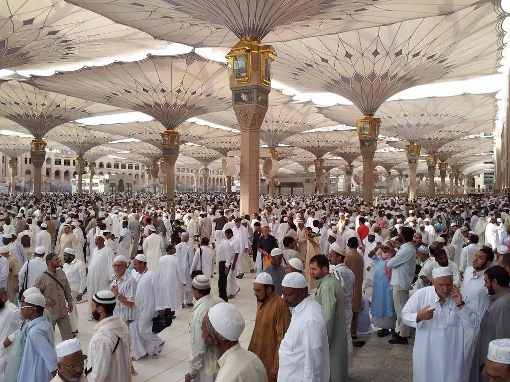 美翻麦地那清真寺造250支巨伞收合瞬间超级疗愈