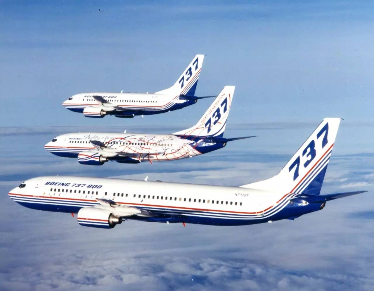 新一代737是737家族的第三代产品,波音在1998年实现了图中三种机型的