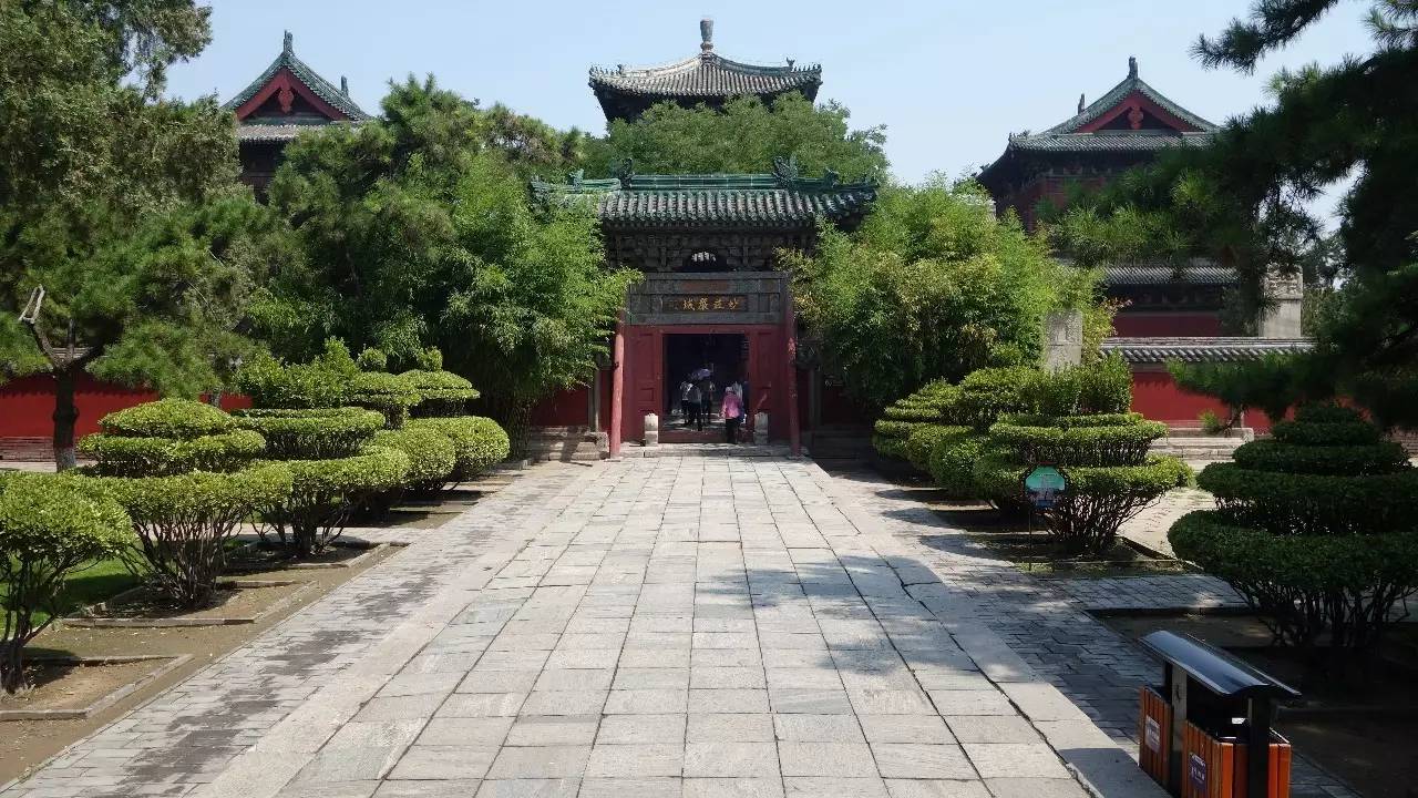 一直往北走,会有各种寺院类建筑,这方面我是完全不懂,只能走马观花.