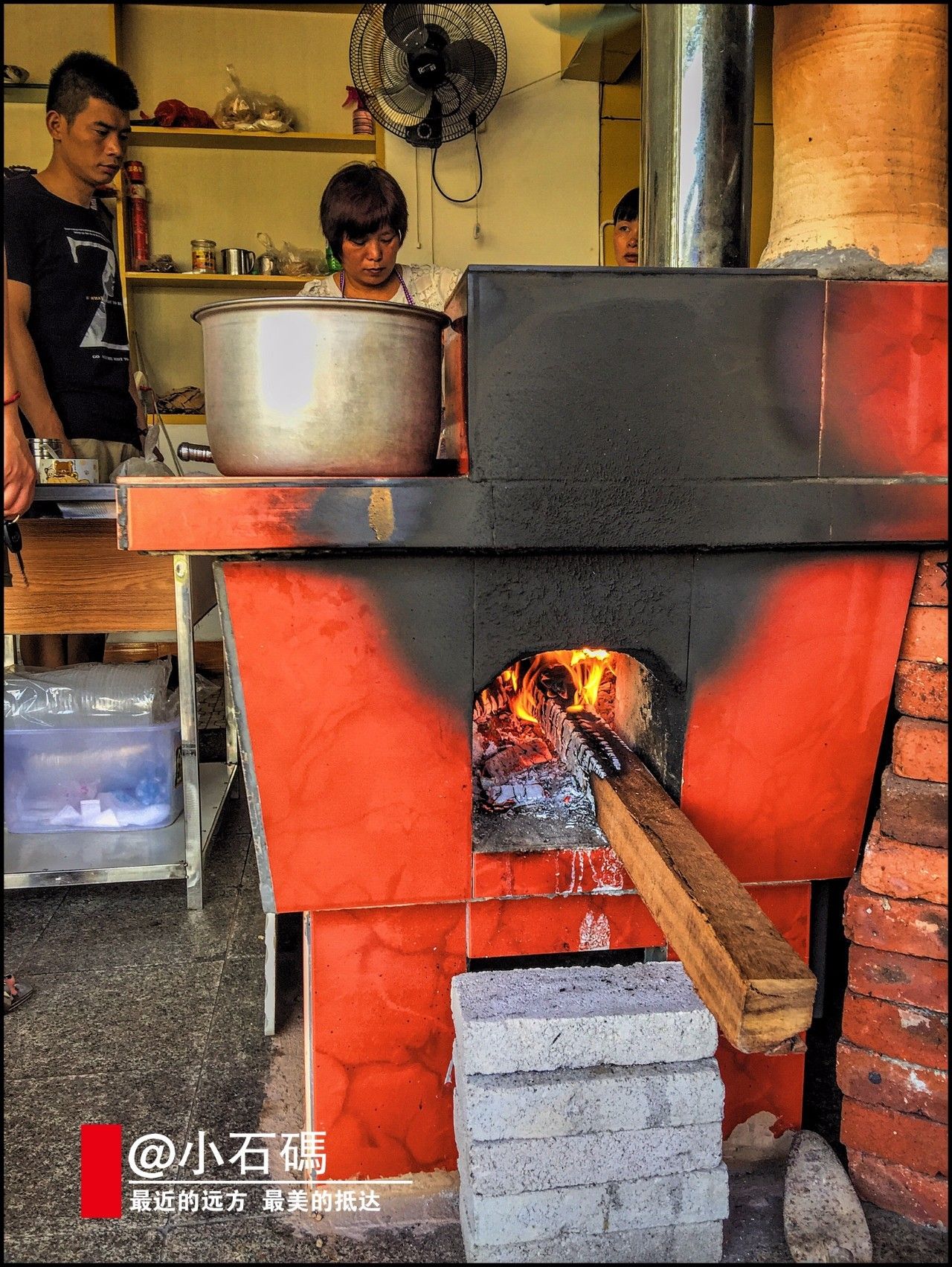 烟熏火燎的灶屋,系着围裙的妈妈,大铁锅煮饭,跳跃着的星星柴火,扑鼻的