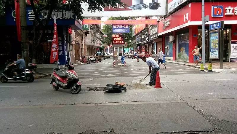 南充市顺庆区平成街上,这个究竟是什么窨井?