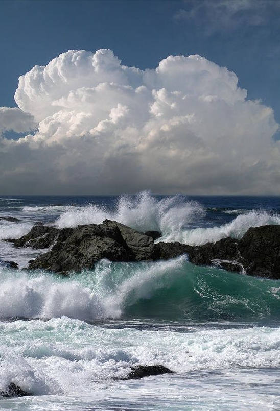 浩瀚无边的湛蓝的大海卷起的震撼唯美的浪花景观