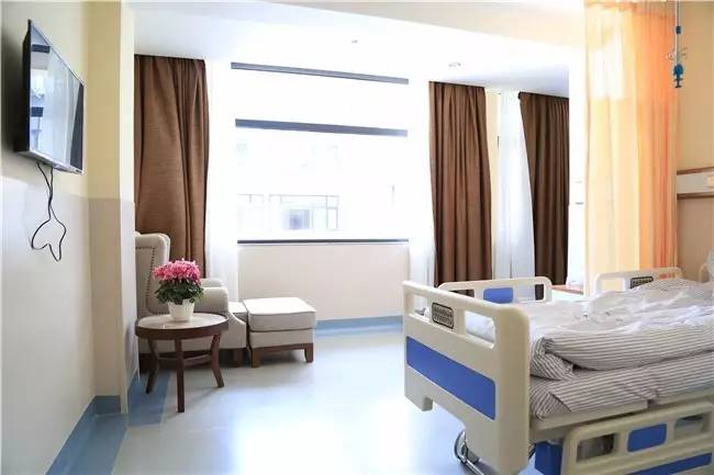 舒适 医院住院部分单人病房,双人病房,vip病房,200个床位满足患者的