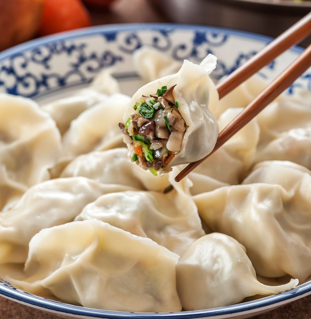 尤其三鲜饺子风味独特,饺子馅用虾籽,海米,海参,猪肉加高汤制成,调制