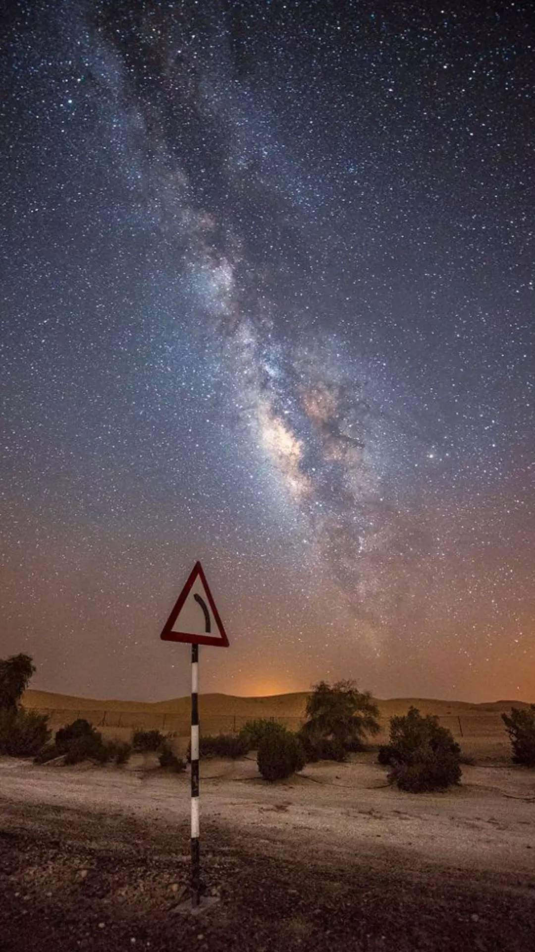 印入的繁星点点 就像在指引你我走向光明 我想去到加拿大的落基山脉