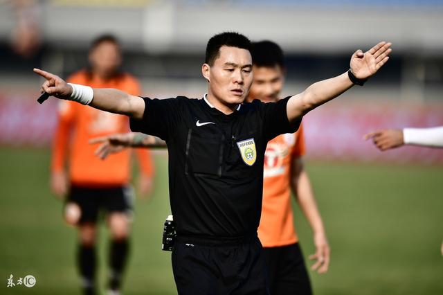 中国足球的悲哀:职业裁判为赶飞机竟压缩比赛时间,足协怎么判?