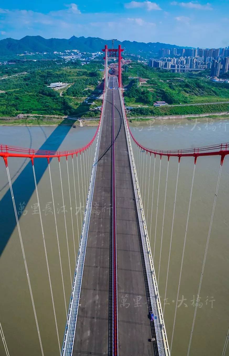 寸滩大桥上共设计了两个"中国结",单个"中国结"重达60吨.