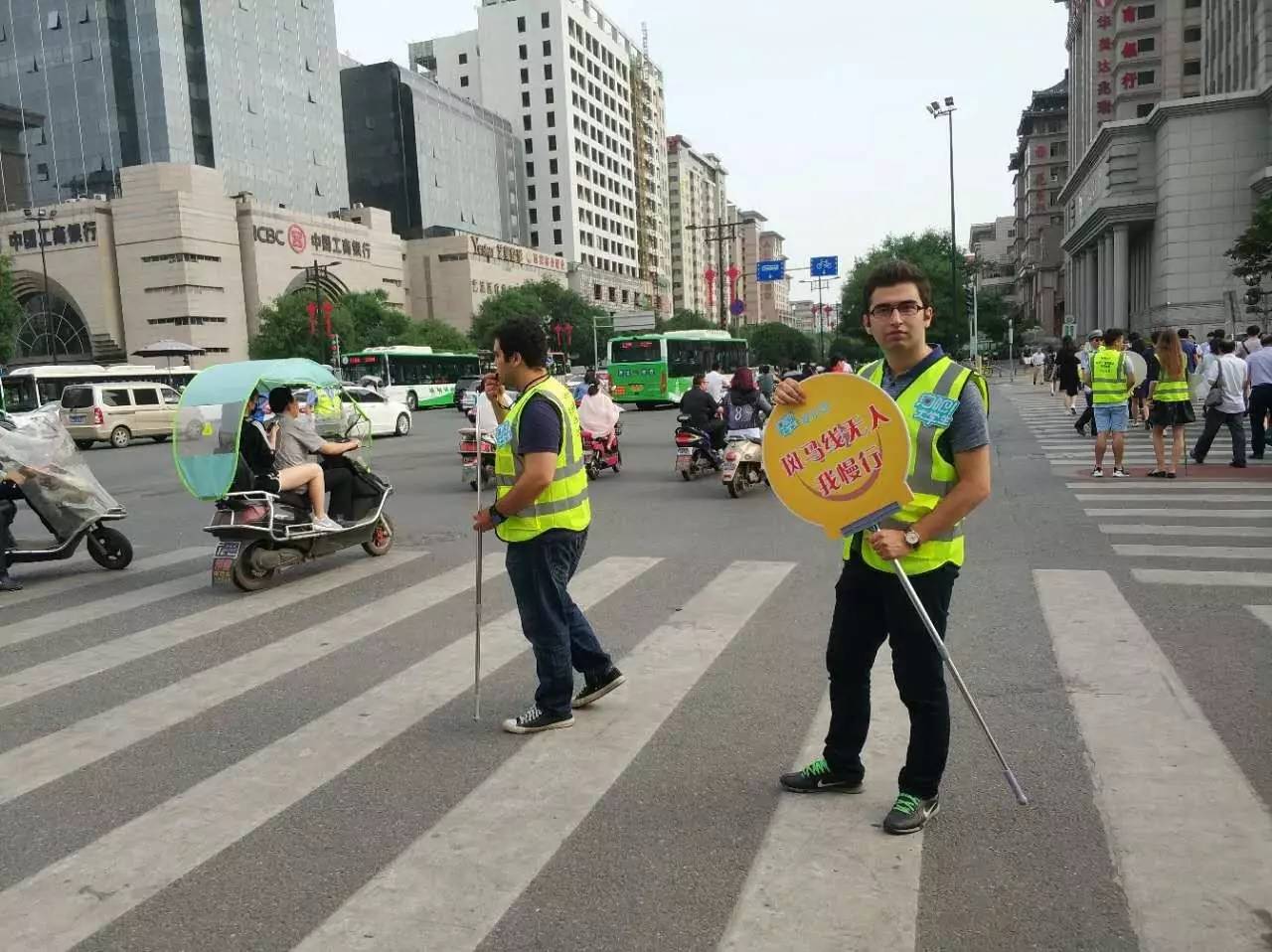 文明礼仪之风,在渐渐改变着西安的城市面貌.