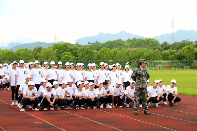 天台中学新生军训:姿容矫健练兵场,健体修身育栋梁