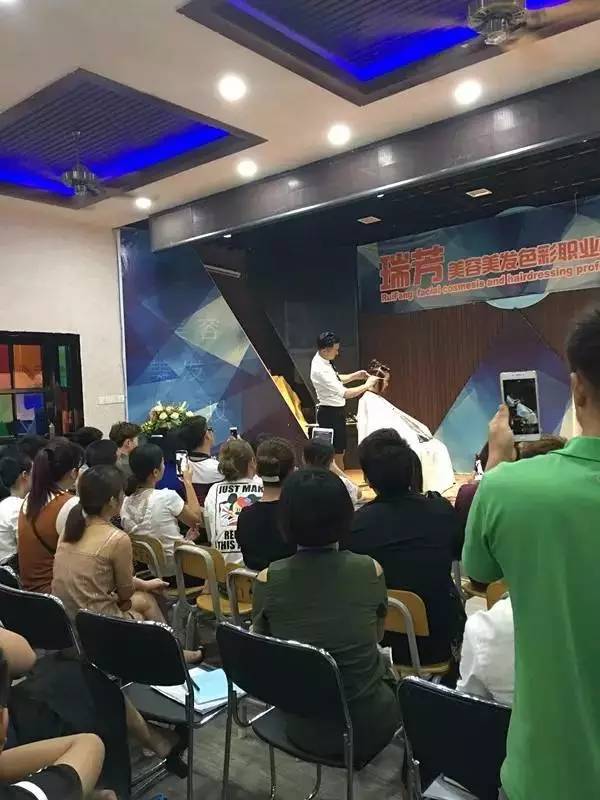 都在认真的学习倾听学员们短发造型导师胡超凡时尚高端短发课程来啦