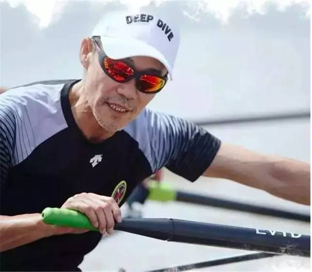 武汉又添一家运动先锋品牌66岁的王石都穿着它赛艇