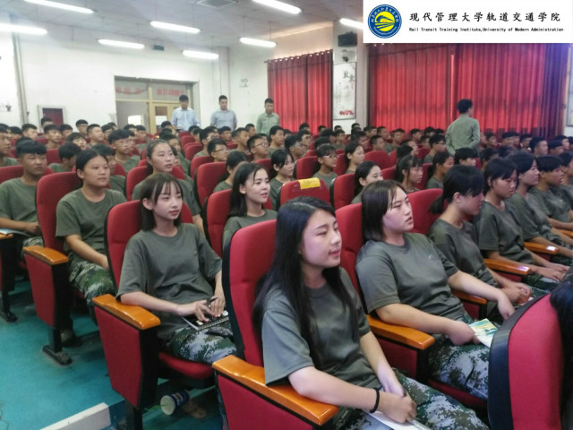 新学期,北京现大轨道交通学院对新生教育和娱乐相结合!