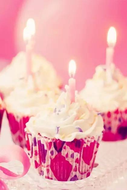 生日蛋糕唯美图片 【美食】可爱纸杯蛋糕唯美意境图片