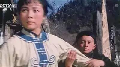 她是《自古英雄出少年》里的小媳妇,还曾和李连杰出国