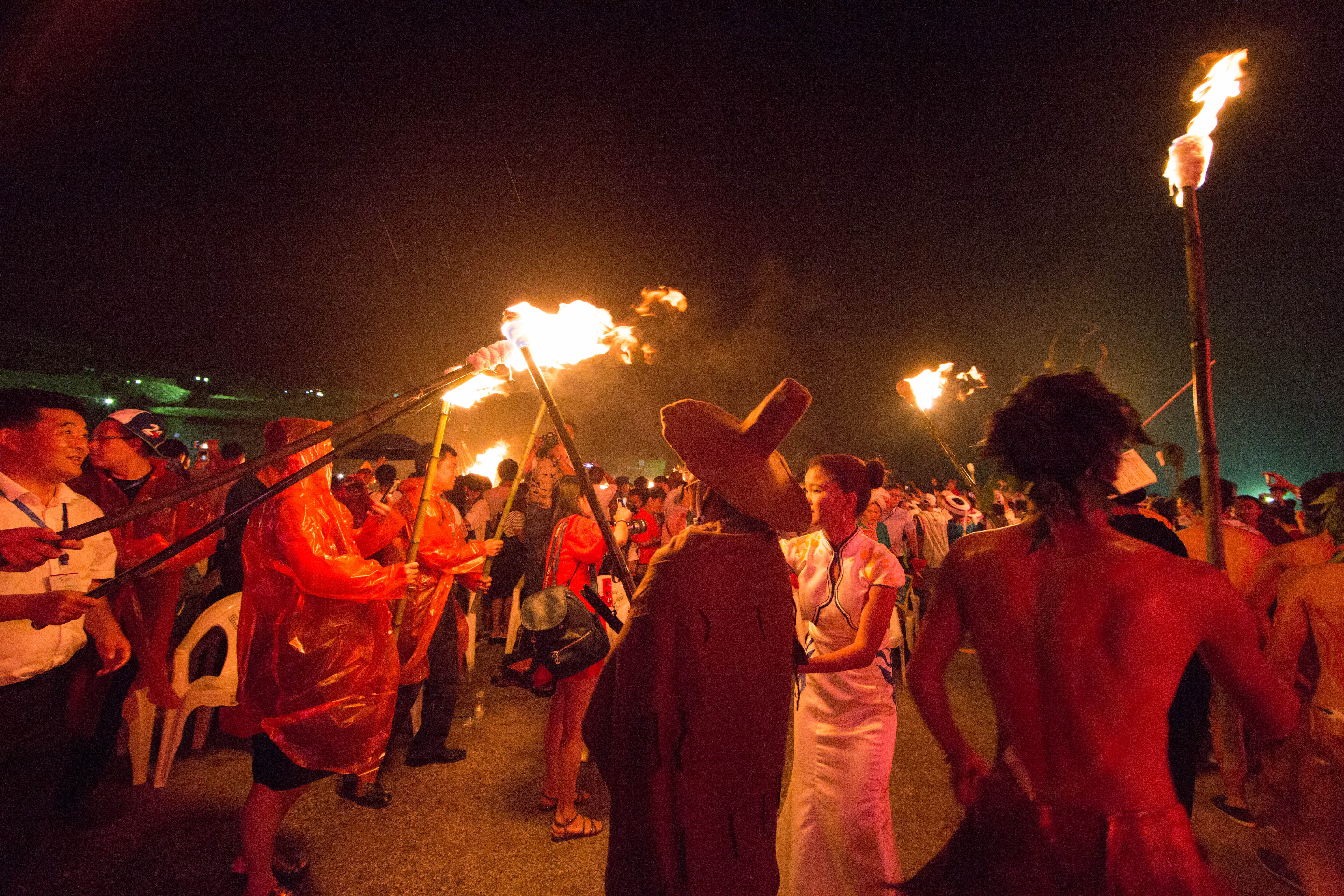 黔西南彝族火把节，古老祭祀万人空巷