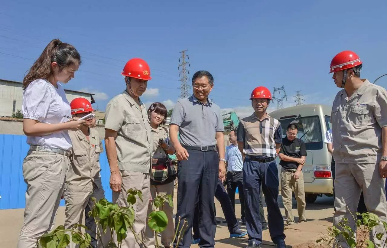 董事长段向东委托,攀钢集团有限公司党委副书记,工会主席张治杰,党委