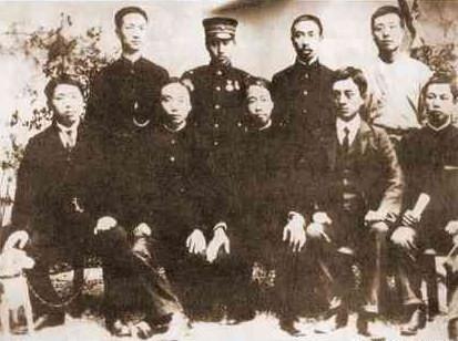 1904年2月,以"驱除鞑虏,复兴中华"为宗旨的华兴会在长沙西园正式成立