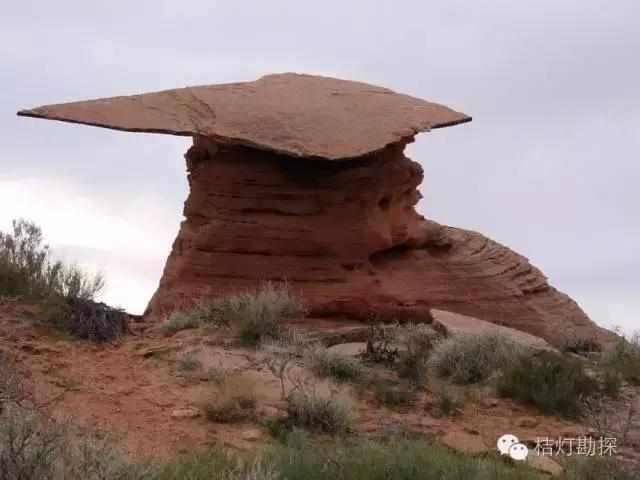 风蚀作用形成的蘑菇岩风蚀作用形成的石林风蚀作用形成的蘑菇岩风把