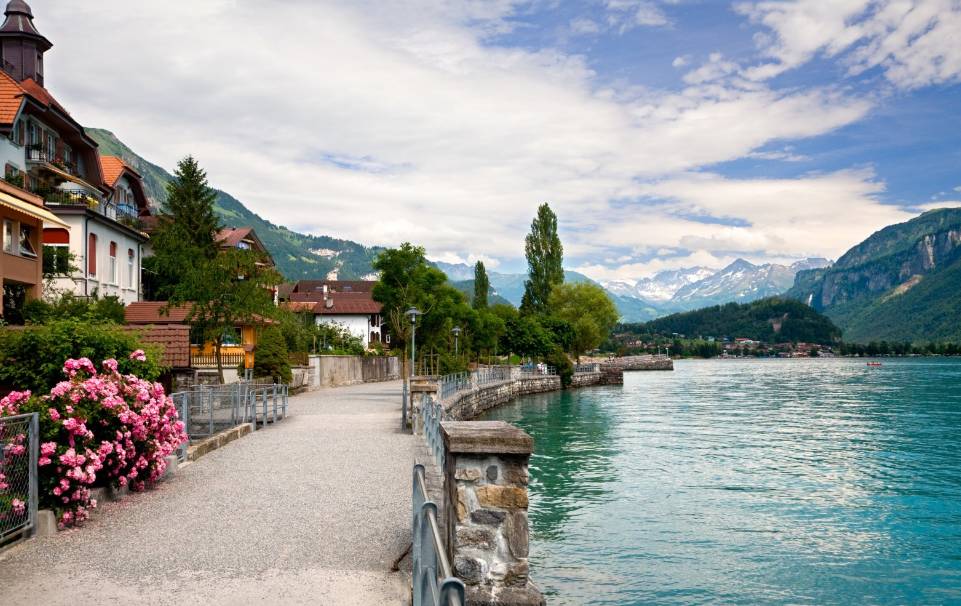 瑞士最美的小镇之一——布里恩茨,木雕之乡