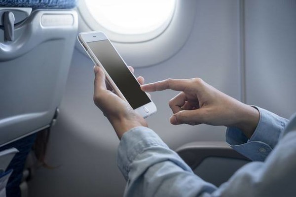 旅客飞机上滑行时玩手机成焦点！到底能不能玩手机
